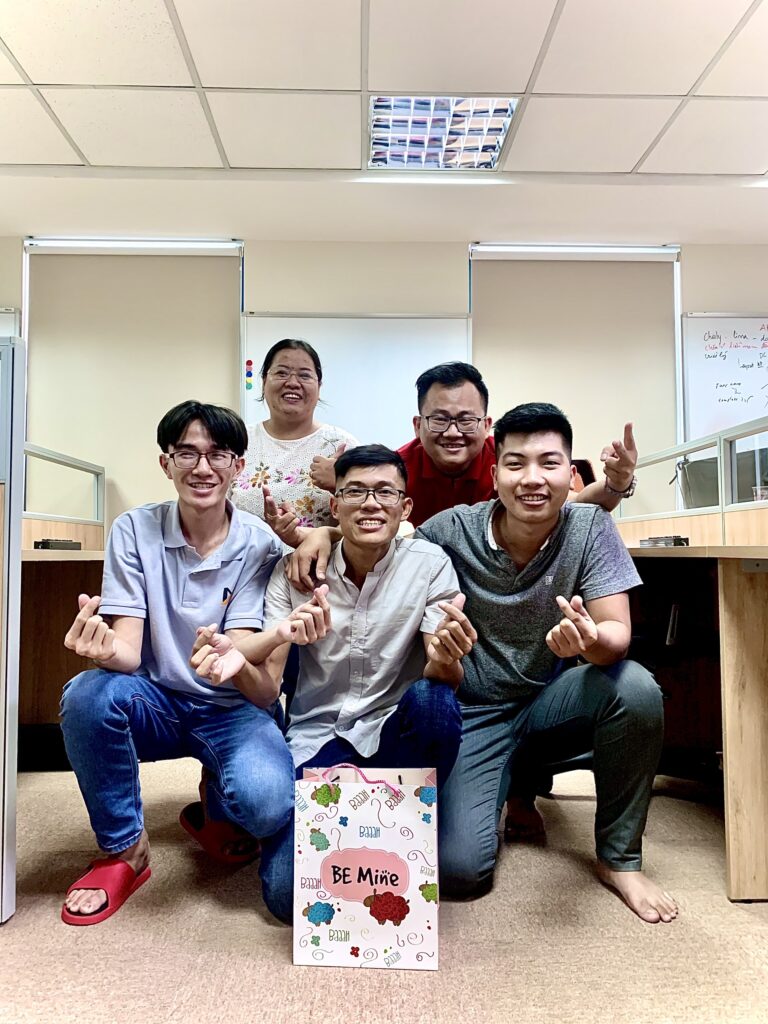 Anh Cao Hữu Thành Huy cùng các member trong team