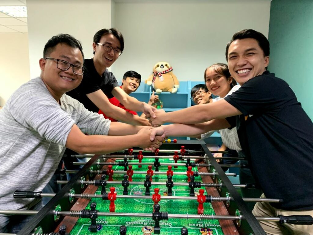anh Cao Hữu Thành Huy và các thành viên trong công ty