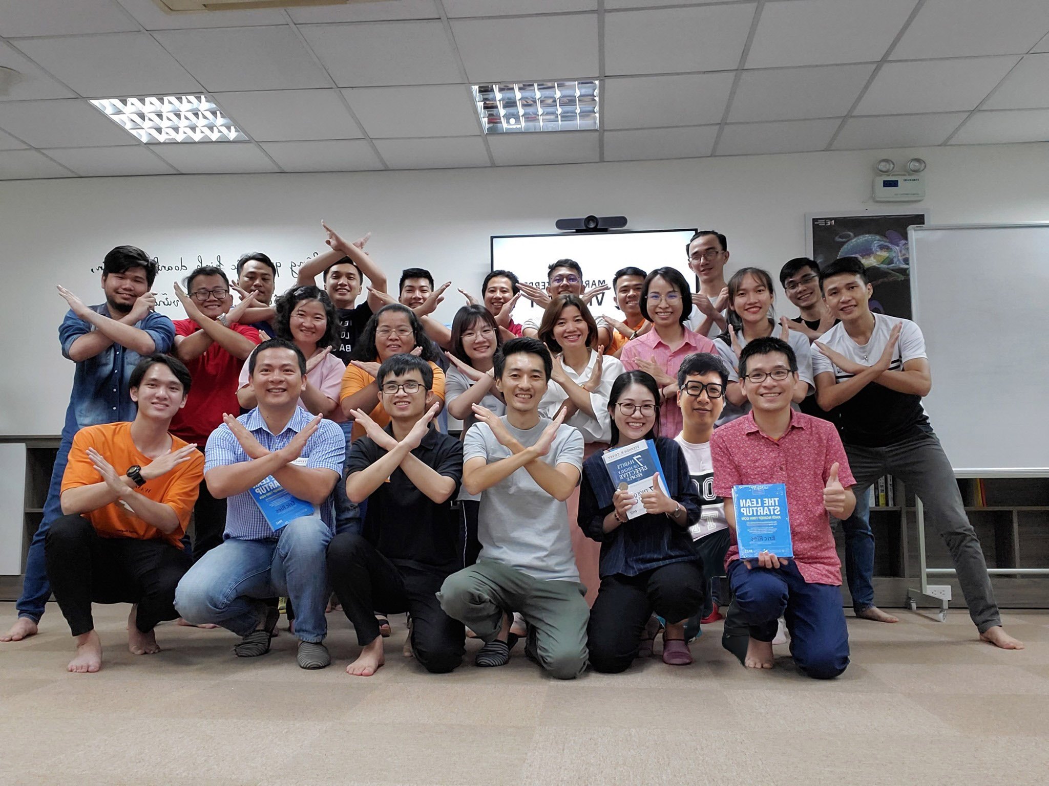 Anh Đinh Văn Thuật và đội ngũ tại công ty Marketenterprise VietNam - MEVN
