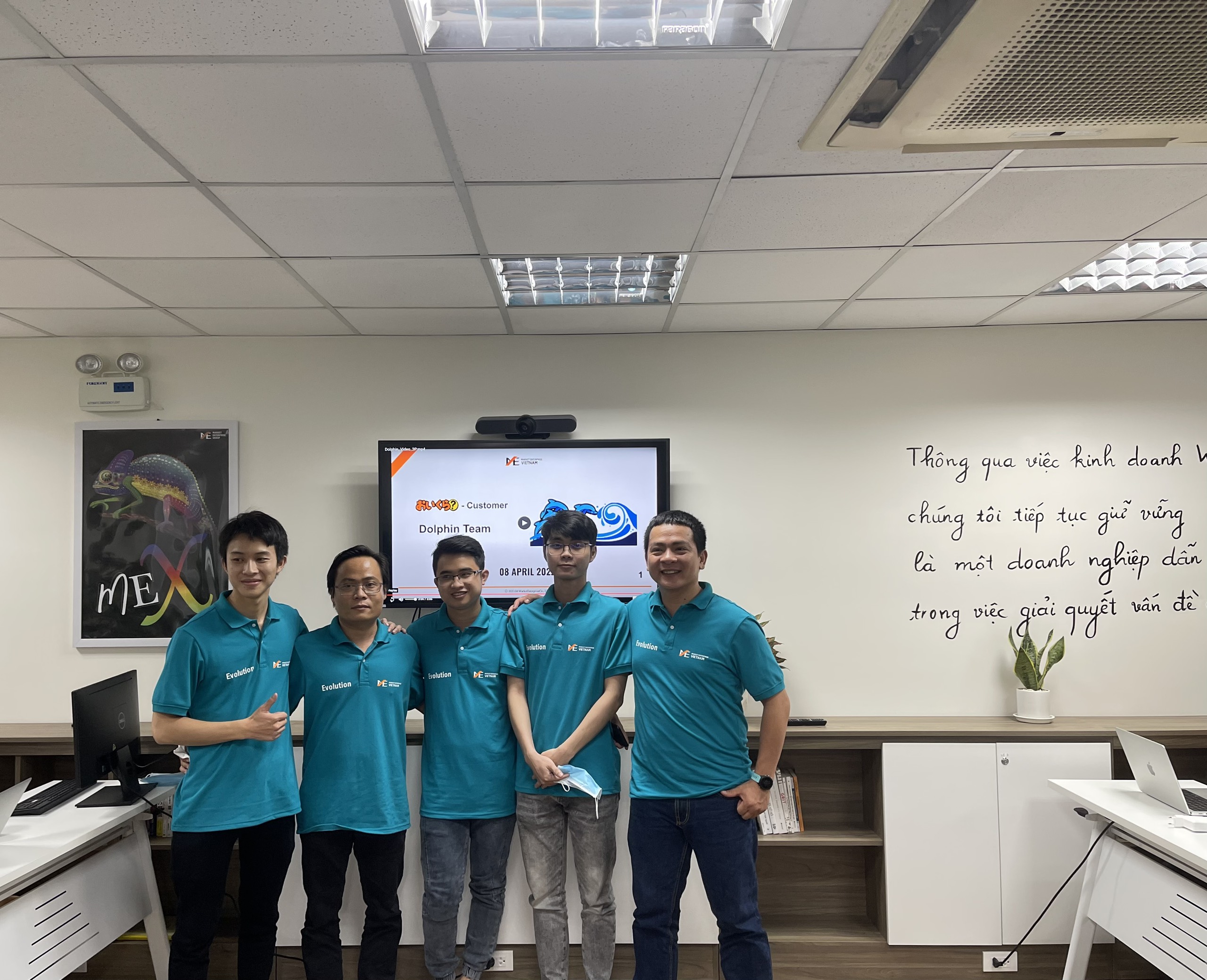 Team Dolphin thuyết trình
