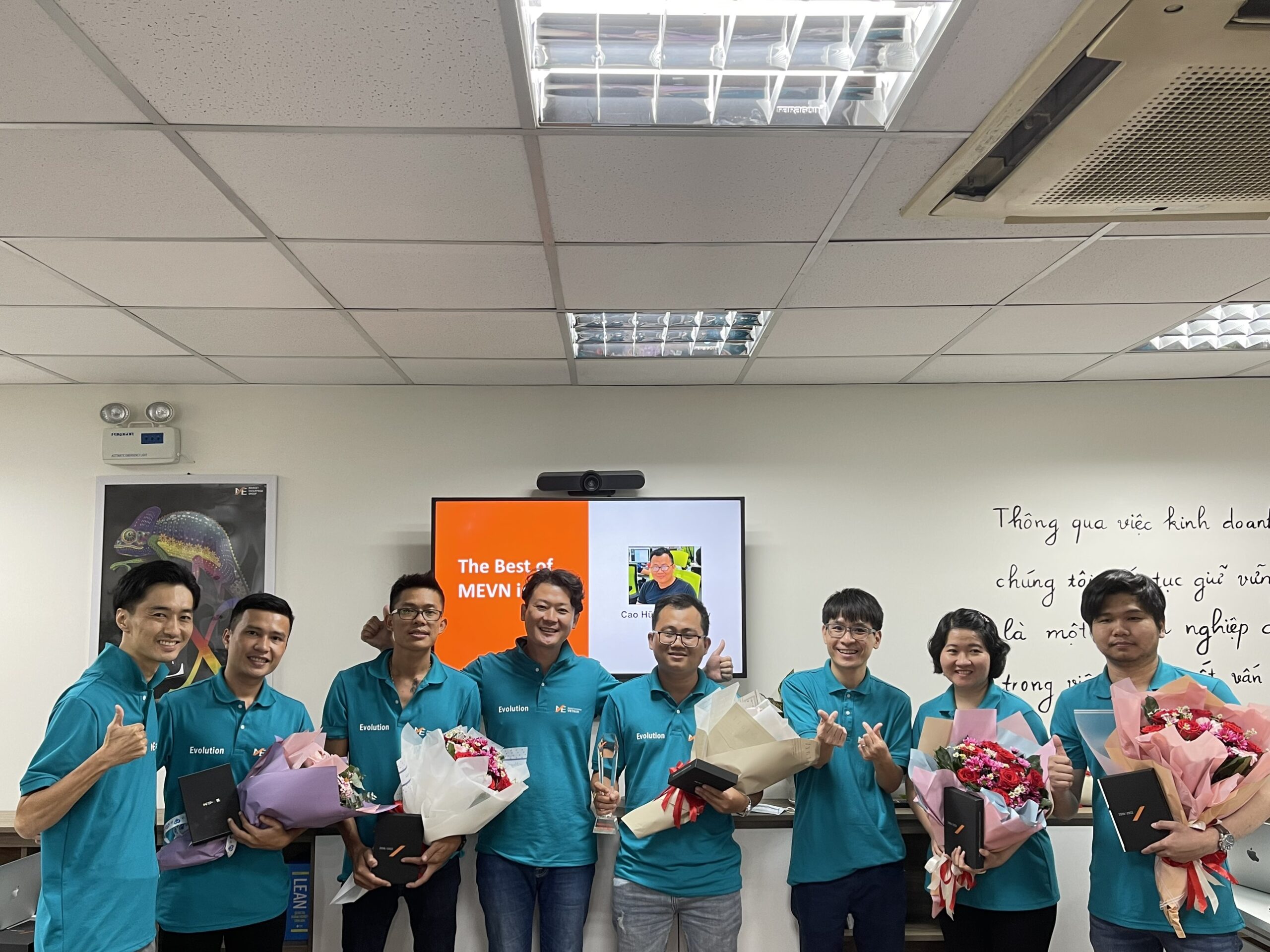 Các Principal được CEO và tổng giám đốc tặng hoa