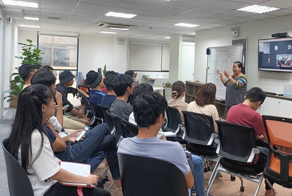 Chị Trầm trong seminar về OKRs