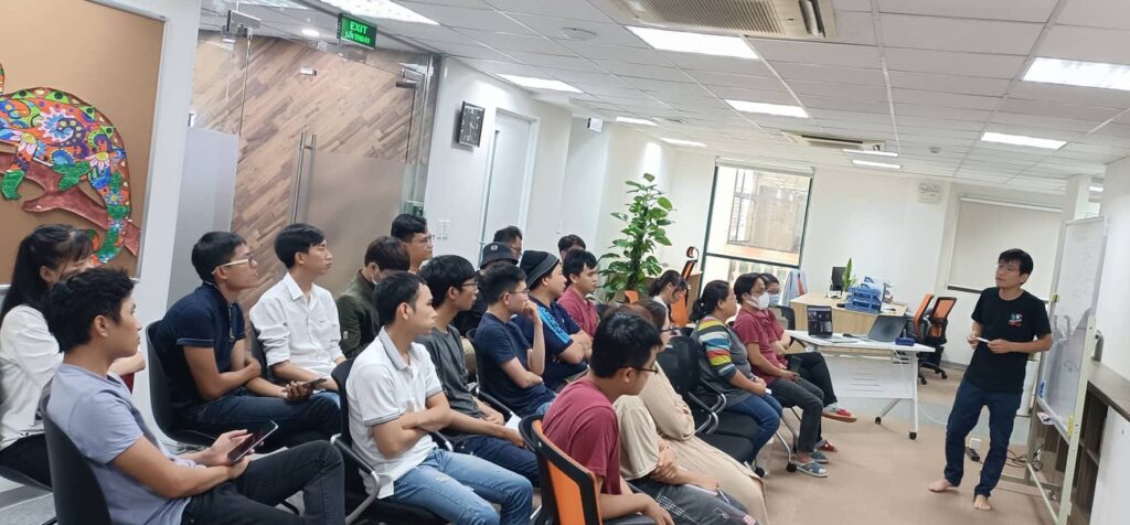 Anh Tiến trong seminar về OKRs