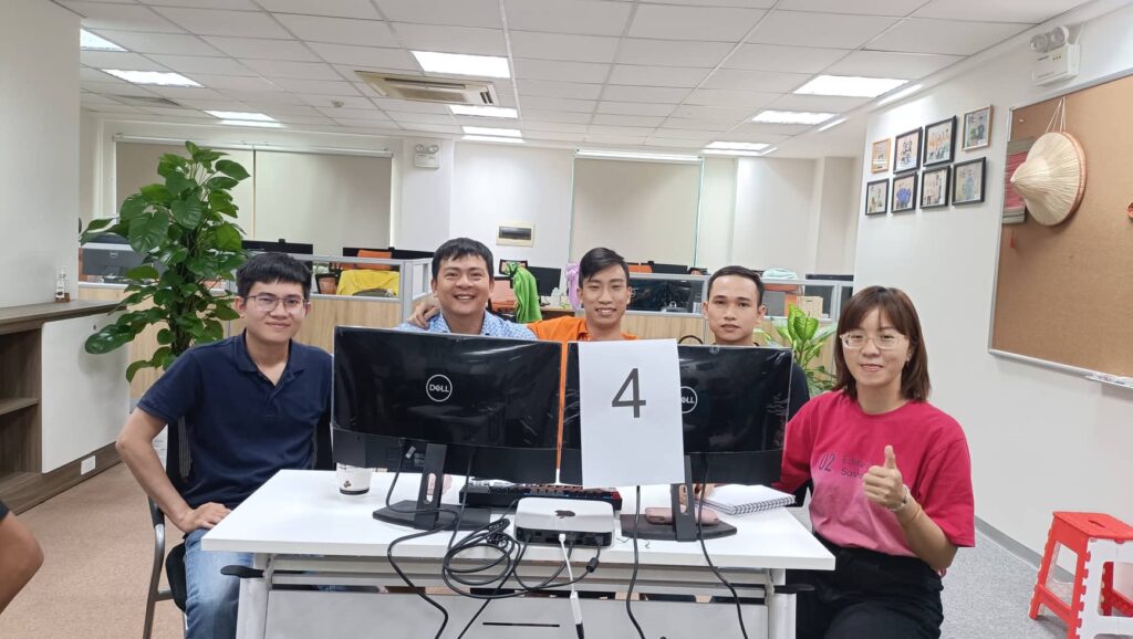 Bạn Hồ Chí Tưởng - engineer cùng team thi đấu Coding Battle