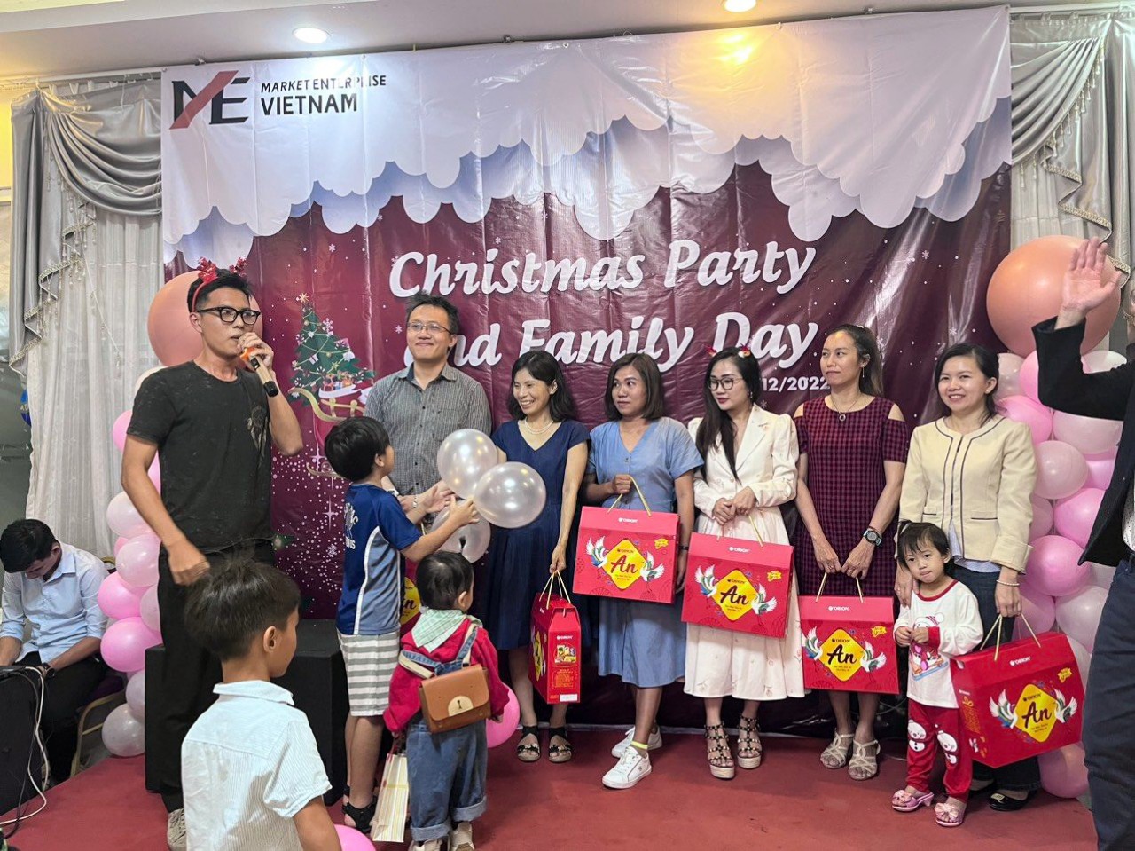 Trao quà cho gia đình đến Christmas party and family day ở MEVN