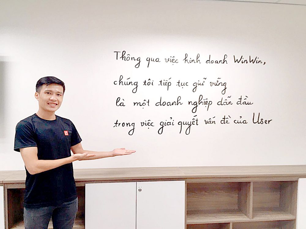 Mr Sang viết triết lý MEVN lên tường