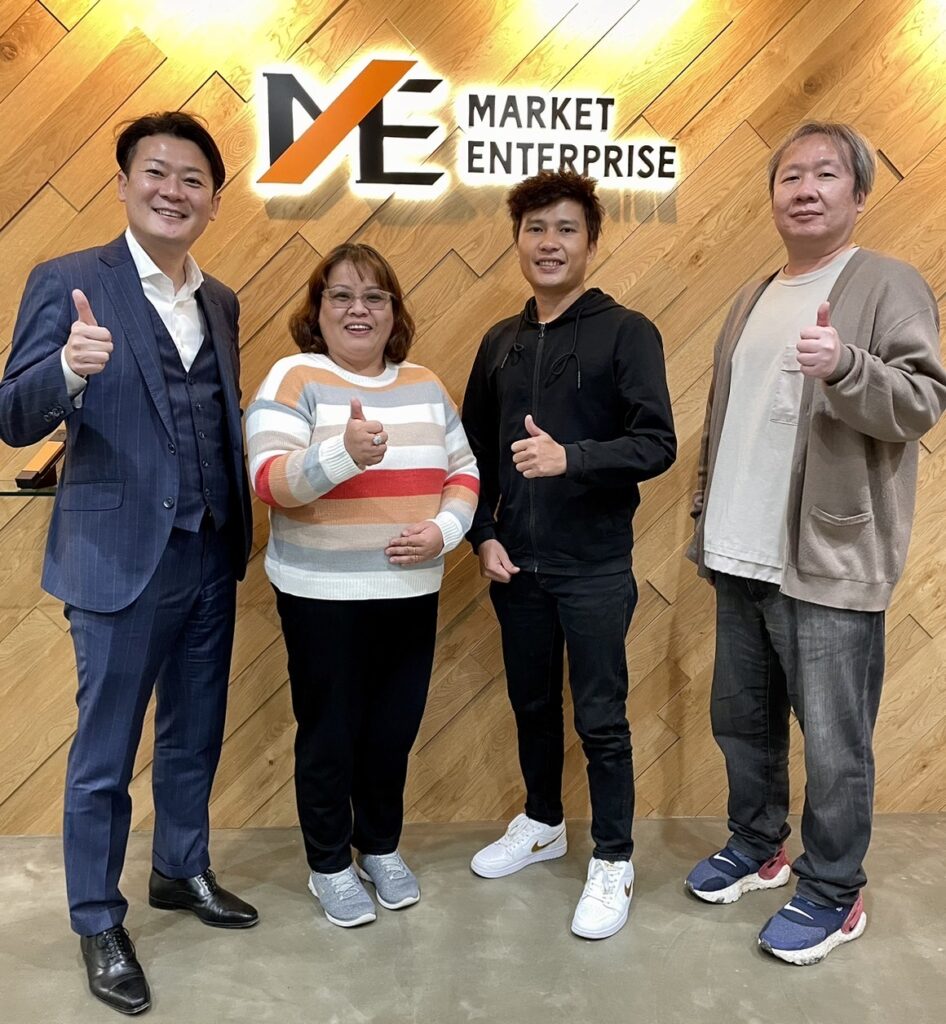 Chụp hình cùng Mr Kobayashi Giám Đốc MEG và Mr Sawamatsu