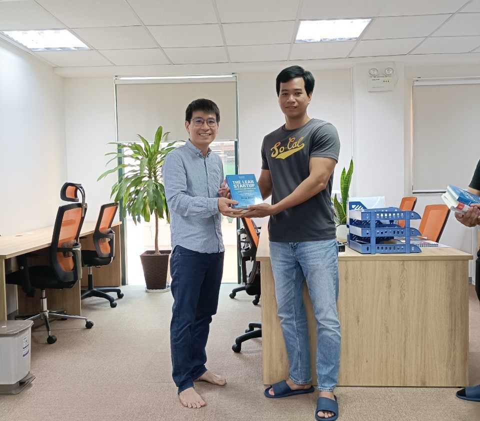 Tặng sách cho nhân viên mới Lý Bảo Cường
