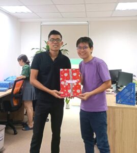 Bạn Sơn đại diện nhận quà Quốc Tế Thiếu Nhi MEVN 1 tháng 6