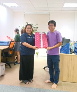 Bạn Trầm đại diện nhận quà Quốc Tế Thiếu Nhi MEVN 1 tháng 6