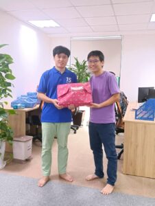 Bạn Quy đại diện nhận quà Quốc Tế Thiếu Nhi MEVN 1 tháng 6