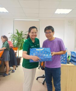 Bạn Cầm đại diện nhận quà Quốc Tế Thiếu Nhi 1 tháng 6 tại MEVN