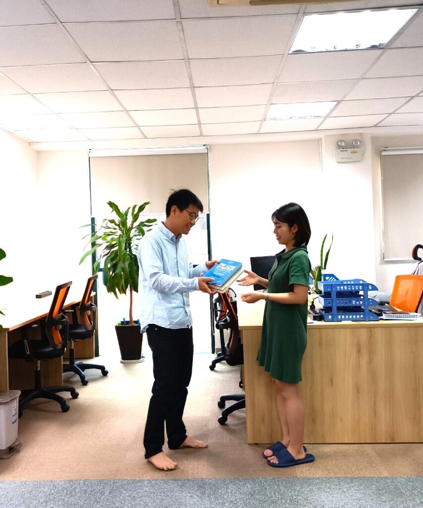 Giới thiệu tặng sách cho Lê Nguyễn Thi Ân tại MEVN