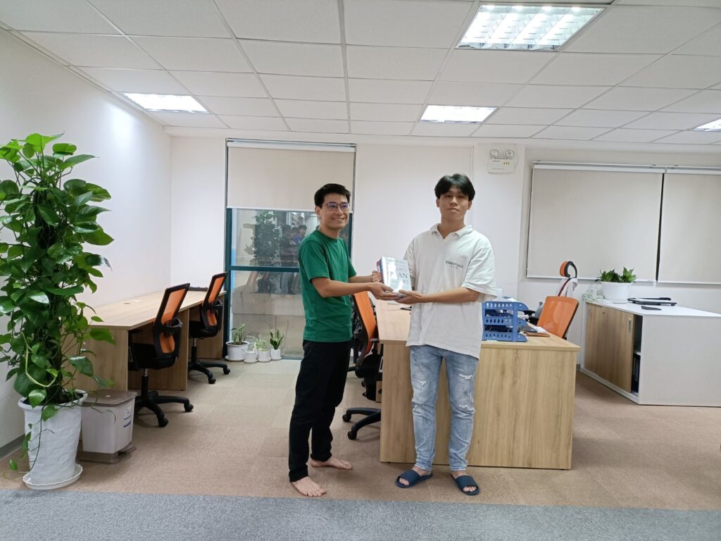 Tặng sách nhân viên mới Xuân Lộc