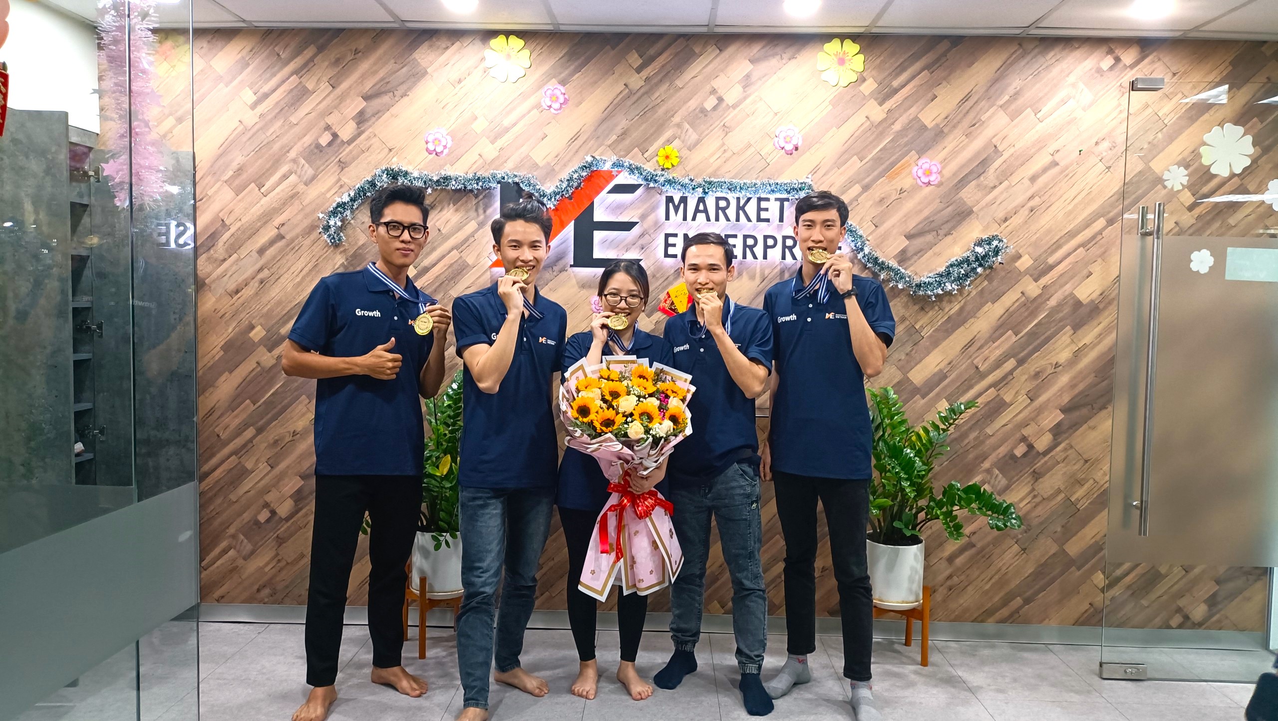 Kỷ niệm 1 năm làm việc bạn Đào Khánh Ngân Team flash