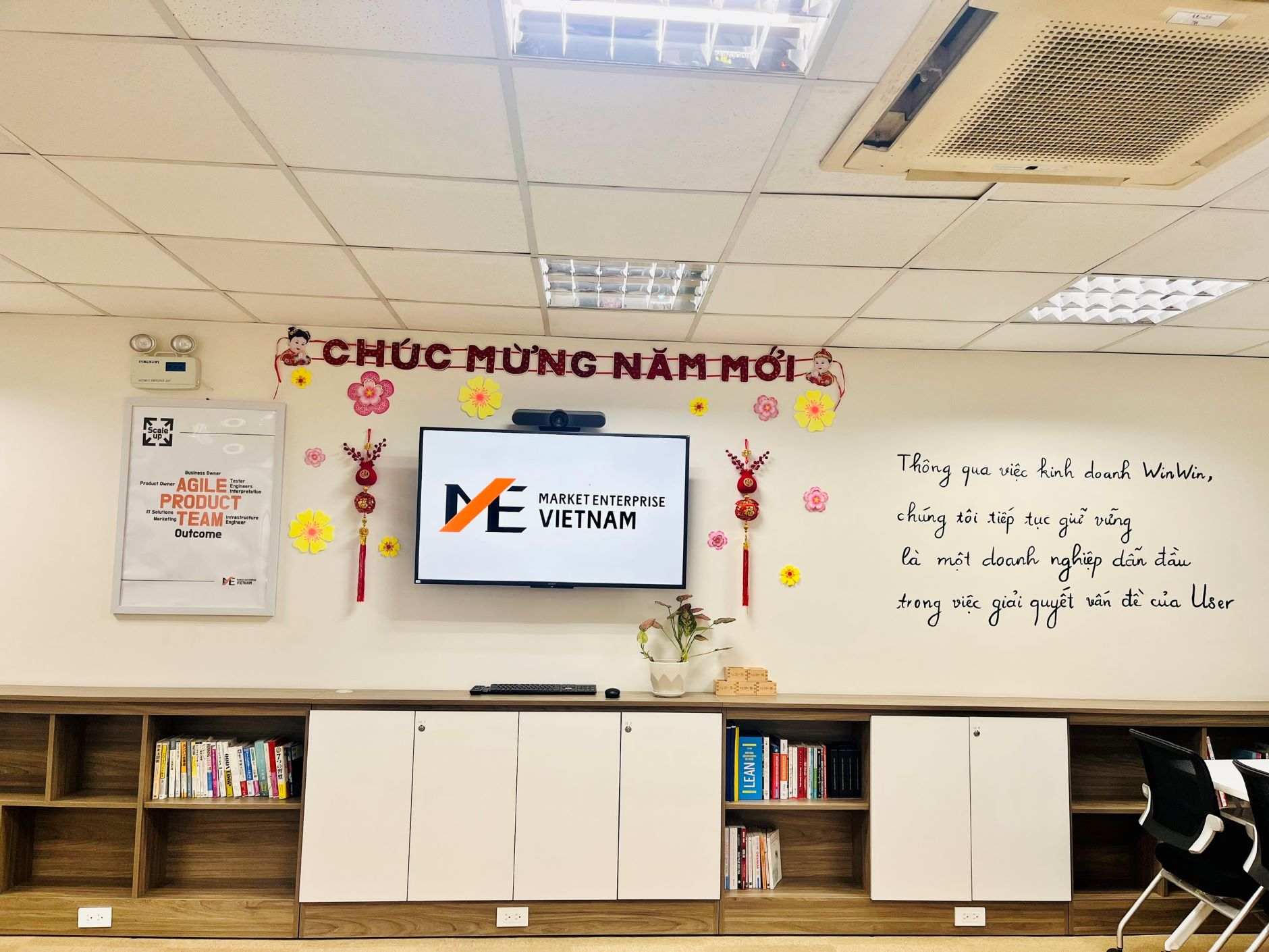 Trang trí - Không khí Tết Giáp Thìn 2024 tại MEVN