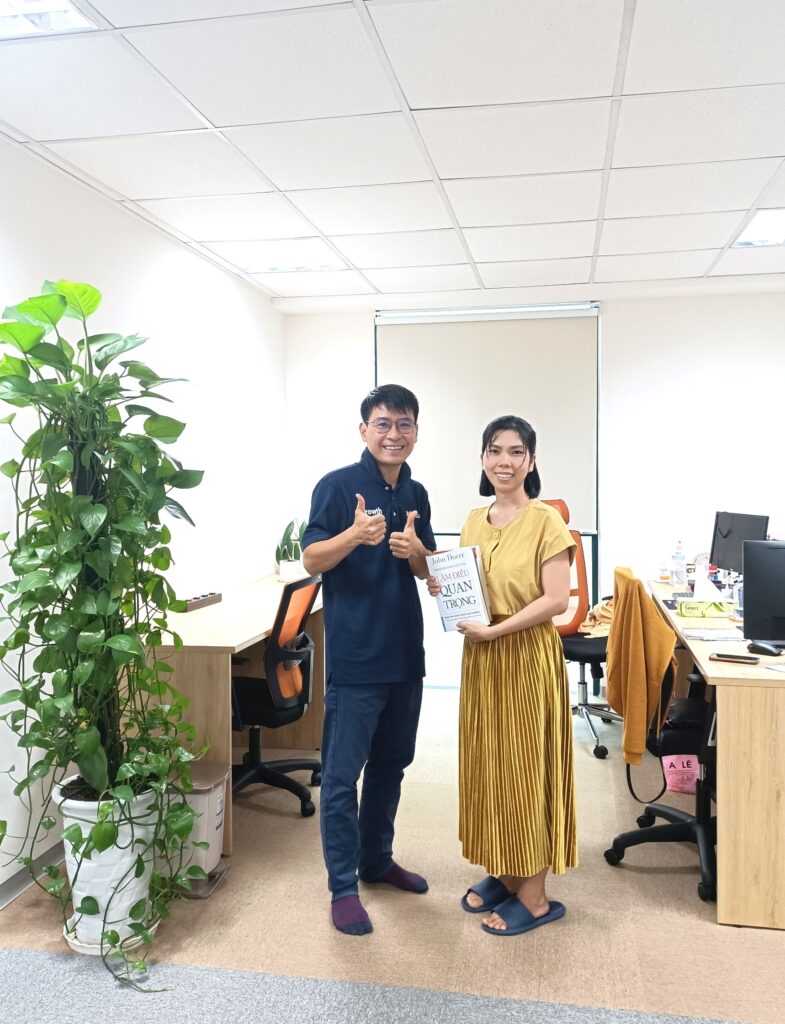 Giới thiệu Tặng sách cho bạn Hà Vũ Thị Mỹ Nương MEVN