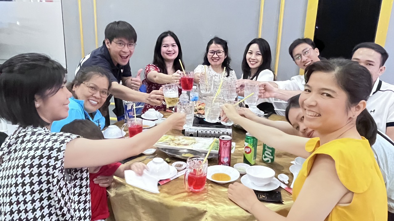 Bàn tiệc - Chuyến du lịch Hồ Tràm tháng 08.2024