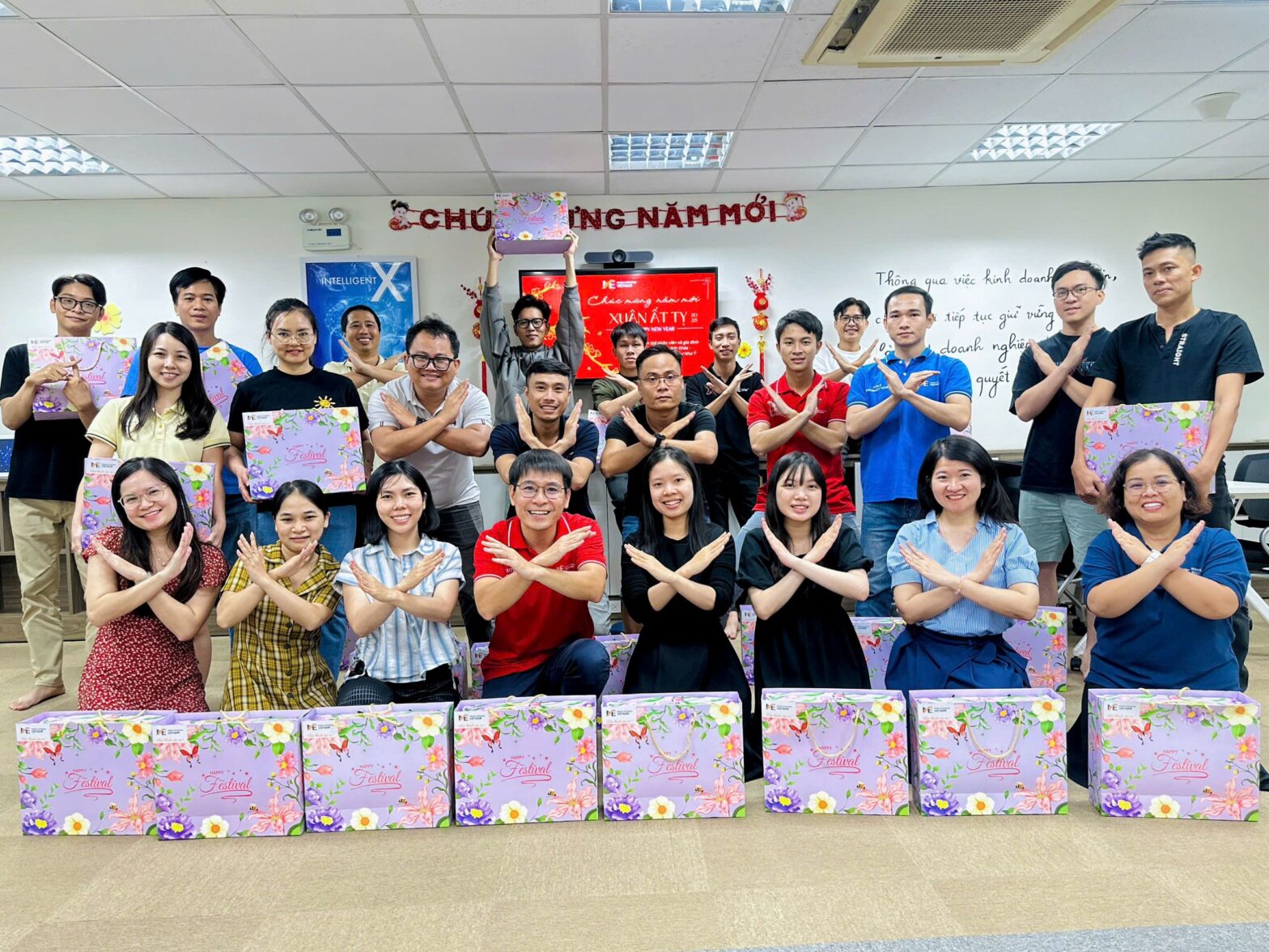 Tết Ất Tỵ 2025 Tại MEVN: Rực Rỡ Sắc Xuân – Trao Gửi Yêu Thương